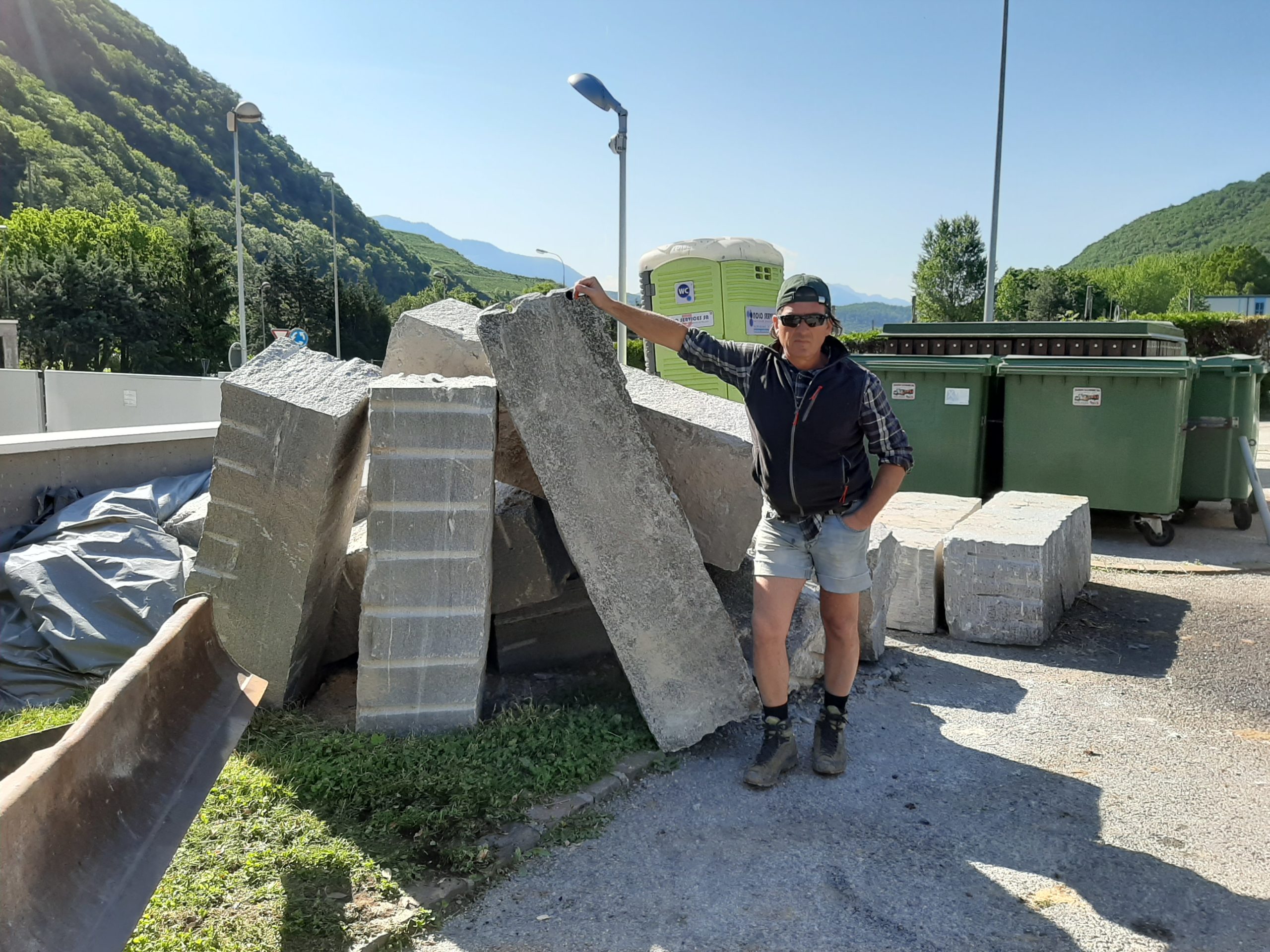 Uomo accanto a blocchi di cemento in cantiere